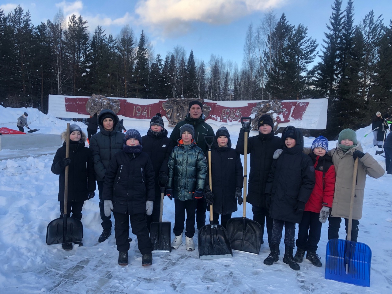 Уборка снега на мемориале воинской славы.